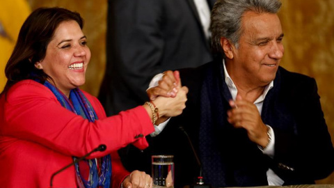 El presidente de Ecuador, Lenín Moreno, junto al vicepresidenta Maria Alejandra Vicuña (i), celebra los resultados mientras ofrece un discurso desde el palacio presidencial de Carondelet. | JOSÉ JÁCOME (EFE) El presidente de Ecuador, Lenín Moreno, junto al vicepresidenta Maria Alejandra Vicuña (i), celebra los resultados mientras ofrece un discurso desde el palacio presidencial de Carondelet. | JOSÉ JÁCOME (EFE)