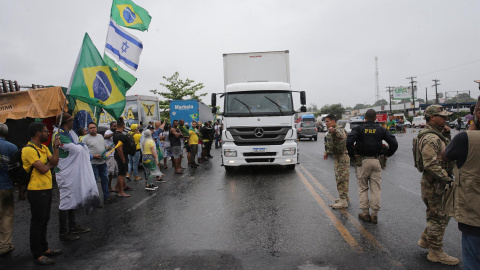 Grupos de camioneros bloquean las carreteras de Río de Janeiro para exigir un golpe militar contra la elección de Lula da Silva, a 1 de noviembre de 2022. Grupos de camioneros bloquean las carreteras de Río de Janeiro para exigir un golpe militar contra la elección de Lula da Silva, a 1 de noviembre de 2022.