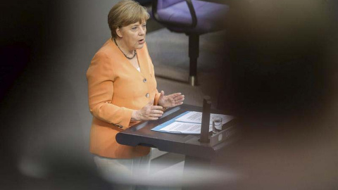 Angela Merkel habla en el Bundestag. / WOLFGANG KUMM (EFE) Angela Merkel habla en el Bundestag. / WOLFGANG KUMM (EFE)