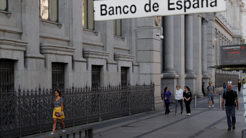 Fachada del Banco de España, y el letrero de la entrada de Metro junto al edificio. EFE/Chema Moya Fachada del Banco de España, y el letrero de la entrada de Metro junto al edificio. EFE/Chema Moya