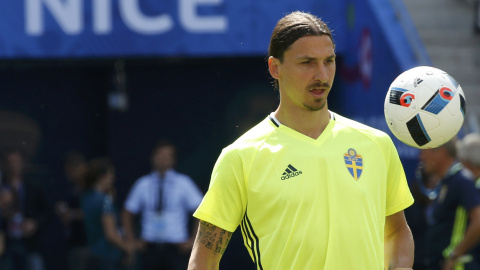 Zlatan Ibrahimovic en el entrenamiento de Suecia en Niza. /REUTERS Zlatan Ibrahimovic en el entrenamiento de Suecia en Niza. /REUTERS
