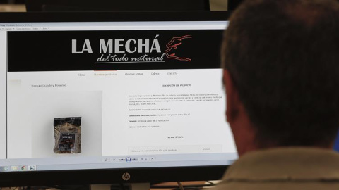 Un usuario navega, este jueves, por la página web de Magrudis, que comercializa la carne mechada "La Mechá" causante de un brote de listeriosis. A pesar de que la Junta ha ordenado la paralización de la actividad y la retirada de todos sus Un usuario navega, este jueves, por la página web de Magrudis, que comercializa la carne mechada "La Mechá" causante de un brote de listeriosis. A pesar de que la Junta ha ordenado la paralización de la actividad y la retirada de todos sus
