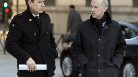 El expresidente de Abengoa Felipe Benjumea llega, con su abogado, a la Audiencia Nacional donde este martes declara junto al exconsejero delegado Manuel Sánchez Ortega, en el marco de la querella presentada por dos bonistas que les acusan d El expresidente de Abengoa Felipe Benjumea llega, con su abogado, a la Audiencia Nacional donde este martes declara junto al exconsejero delegado Manuel Sánchez Ortega, en el marco de la querella presentada por dos bonistas que les acusan d