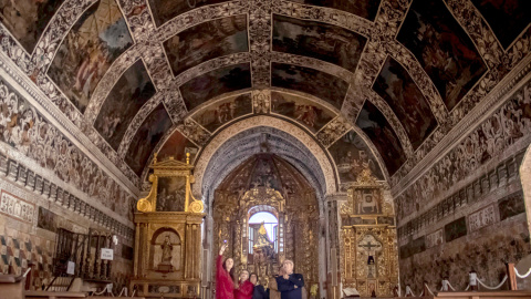 La ermita de la Virgen del Ara, por la que cada año pasan más de 20.000 personas, recibe el sobrenombre de 'Capilla Sixtina' de Extremadura por la espectacularidad de los frescos del s.XVII que decoran su interior. EFE/Juan Antonio Ruiz