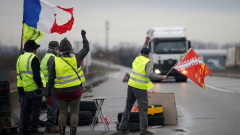 Miembros del movimiento de los chalecos amarillos, el símbolo de una protesta de los conductores franceses contra los altos precios del combustible diesel, ocupan una rotonda en Roppenheim, Francia. REUTERS / Vincent Kessler Miembros del movimiento de los chalecos amarillos, el símbolo de una protesta de los conductores franceses contra los altos precios del combustible diesel, ocupan una rotonda en Roppenheim, Francia. REUTERS / Vincent Kessler
