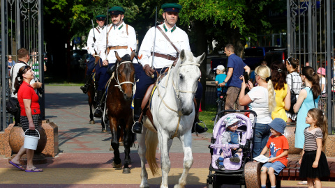Militares vestidos de soldados del Ejército Rojo de la Segunda Guerra Mundial con motivo del 75 aniversario de la invasión de la Alemania nazi , en Brest , Bielorrusia.- REUTERS