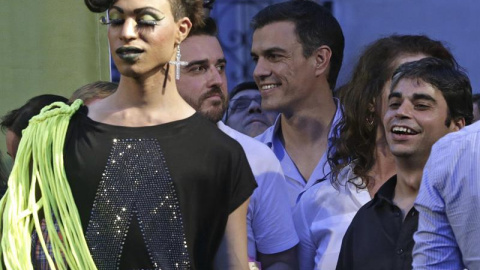 Pedro Sánchez acudió a Chueca para escuchar el pregón del Orgullo Gay 2015. EFE/Zipi Pedro Sánchez acudió a Chueca para escuchar el pregón del Orgullo Gay 2015. EFE/Zipi