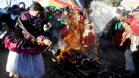 Indígenas bolivianos rocían cerveza como ofrenda durante la ceremonia de Año Nuevo Aymara en El Alto, Bolivia.- REUTERS