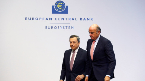 El presidente del BCE, Mario Draghi, y el vicepresidente de la entidad, Luis de Guindos, tas una rueda de prensa en la sede de la entidad en Fráncfort. REUTERS/Ralph Orlowski El presidente del BCE, Mario Draghi, y el vicepresidente de la entidad, Luis de Guindos, tas una rueda de prensa en la sede de la entidad en Fráncfort. REUTERS/Ralph Orlowski