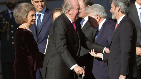 Los reyes eméritos Juan Carlos y Sofía, saludan al presidente del Tribunal Supremo Carlos Lesmes, en el exterior del Congreso de los Diputados, a su llegada a la solemne conmemoración del 40 aniversario de la Constitución. EFE/JuanJo Martín Los reyes eméritos Juan Carlos y Sofía, saludan al presidente del Tribunal Supremo Carlos Lesmes, en el exterior del Congreso de los Diputados, a su llegada a la solemne conmemoración del 40 aniversario de la Constitución. EFE/JuanJo Martín