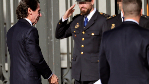 El expresidente del Gobierno José María Aznar, a su llegada al Congreso para el acto solemne conmemorativo del 40 aniversario de la Constitución. EFE/ Juanjo Martín