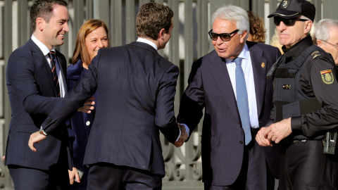 El expresidente del gobierno Felipe González (d), y el presidente del PP Pablo Casado, se saludan a su llegada al Congreso de los Diputados, en el que se celebra  la solemne conmemoración del 40 aniversario de la Constitución. EFE/JuanJo Ma