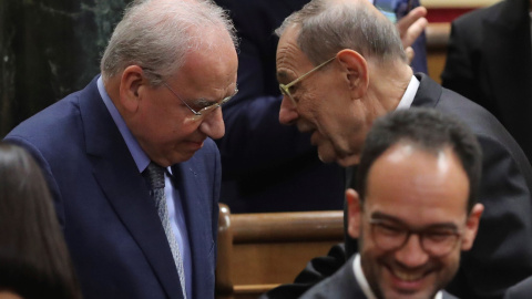 El exvicepresidente del gobierno Alfonso Guerra (i), y el exsecretario General de la OTAN Javier Solana (d), a su llegada al hemiciclo del Congreso de los Diputados, en el que se celebra la solemne conmemoración del 40 aniversario de la Con