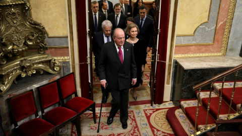Los reyes eméritos Juan Carlos y Sofía entrar en el hemiciclo del Congreso de los Diputados para el acto de conmemoración del cuarenta aniversario de la Constitución . REUTERS/Susana Vera