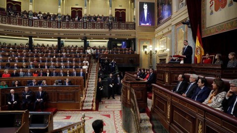 El Rey Felipe VI, junto a la Reina Letizia, la princesa Leonor y la Infanta Sofía, en el hemiciclo del Congreso de los Diputados, en el que se celebra la solemne conmemoración del 40 aniversario de la Constitución. EFE/Kiko Huesca