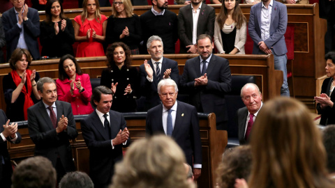 Los asistentes en el hemiciclo del Congreso de los Diputados al acto de la solemne conmemoración del 40 aniversario de la Constitución aplauden al rey emérito Juan Carlos I. REUTERS/Susana Vera