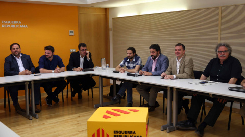 El presidente de ERC, Oriol Junqueras y el candidato de los republicanos a las elecciones generales, Gabriel Rufián, entre otros, durante la reunión de la Permanente Nacional de su partido celebrada para valorar la joranda electoral del 26. El presidente de ERC, Oriol Junqueras y el candidato de los republicanos a las elecciones generales, Gabriel Rufián, entre otros, durante la reunión de la Permanente Nacional de su partido celebrada para valorar la joranda electoral del 26.