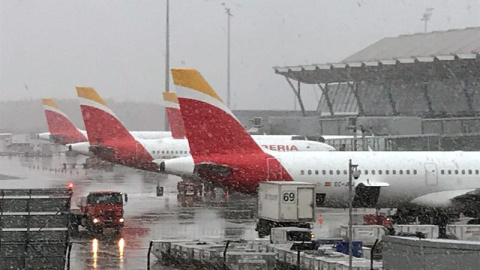 Las cuatro pistas del aeropuerto de Barajas ya están operativas, tras haber cerrado dos para quitar la nieve acumulada. / IBERIA Las cuatro pistas del aeropuerto de Barajas ya están operativas, tras haber cerrado dos para quitar la nieve acumulada. / IBERIA