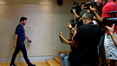 El cabeza de lista de ERC a las elecciones generales Gabriel Rufián llega a la rueda de prensa ofrecida tras la reunión de la Permanente Nacional de su partido, celebrada para valorar la joranda electoral del 26-J. EFE/Toni Albir El cabeza de lista de ERC a las elecciones generales Gabriel Rufián llega a la rueda de prensa ofrecida tras la reunión de la Permanente Nacional de su partido, celebrada para valorar la joranda electoral del 26-J. EFE/Toni Albir