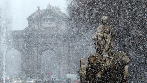 La fuente de Cibeles, en Madrid, bajo una intensa nevada. / EFE La fuente de Cibeles, en Madrid, bajo una intensa nevada. / EFE