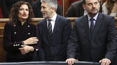Los ministros de Interior, Fomento y Hacienda, José Luis Ábalos, Fernando Grande Marlaska y María Jesús Montero, durante el acto de conmemoración del cuarenta aniversario de la Constitución presidido por el Rey en el Congreso. EFE/Zipi