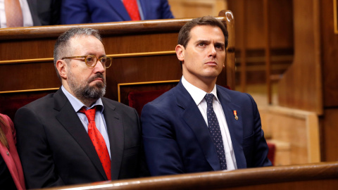 El presidente de Ciudadanos, Albert Rivera (d), y el portavoz del Grupo Parlamentario Ciudadanos en el Congreso, Juan Carlos Girauta (i), en el hemiciclo del Congreso de los Diputados, donde se celebra la solemne conmemoración del 40 aniver