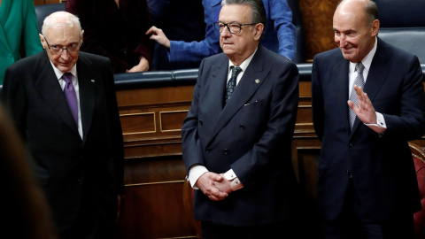 Los tres 'padres' vivos de la Constitución: José Pedro Pérez-Llorca, Miguel Herrero y Rodríguez de Miñón y Miquel Roca (i a d), durante el acto de conmemoración del cuarenta aniversario de la Constitución que ha presidido el rey en el Congr