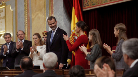 El rey Felipe VI, junto a la reina Letizia, la princesa Leonor (2d) y la Infanta Sofía, en el hemiciclo del Congreso de los Diputados, en el que se celebra la solemne conmemoración del 40 aniversario de la Constitución. EFE/Kiko Huesca