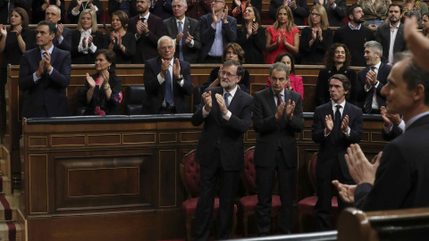 Los ex presidentes del Gobierno Mariano Rajoy (abajo-i), José Luis Rodríguez Zapatero (abajo-2i) y José María Aznar (abajo-3i), junto al resto de asistentes en el hemiciclo del Congreso de los Diputados aplauden tras finalizar el discurso d