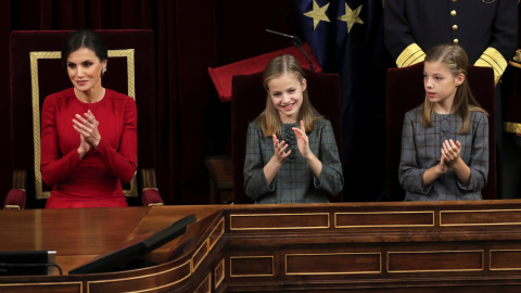 La Reina Letizia, la Princesa Leonor (c) y la Infanta Sofía, en el hemiciclo del Congreso de los Diputados, en el que se celebra la solemne conmemoración del 40 aniversario de la Constitución.- EFE/Zipi