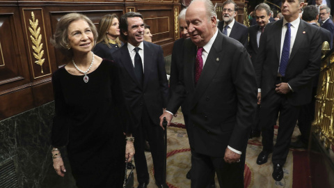Los reyes eméritos Juan Carlos y Sofía, a la salida del hemiciclo del Congreso de los Diputados tras finalizar el acto de la solemne conmemoración del 40 aniversario de la Constitución. EFE/Zipi