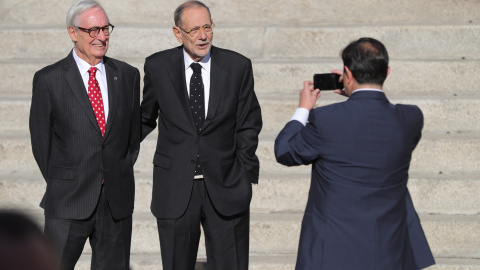 Los hermanos Solana, Javier (c) y Luis (i), en el exterior del Congreso de los Diputados, en la celebración de la solemne conmemoración del 40 aniversario de la Constitución. EFE/JuanJo Martín