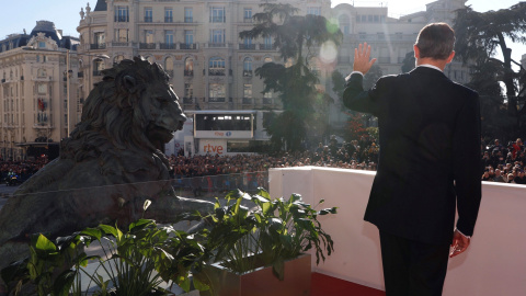 Fotografía facilitada por la Casa Real del rey Felipe VI, quien saluda al público tras el acto de conmemoración del cuarenta aniversario de la Constitución en el Congreso de los Diputados. EFE/Francisco Gómez/Casa Real