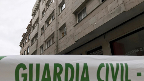 Vista de la fachada de la vivienda en O Grove (Pontevedra) en la que una mujer ha resultado herida tras ser disparada presuntamente por su pareja.- EFE/Sxenick Vista de la fachada de la vivienda en O Grove (Pontevedra) en la que una mujer ha resultado herida tras ser disparada presuntamente por su pareja.- EFE/Sxenick