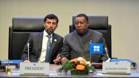 Suhail Mohammed Al Mazrouei (zq), ministro de Energía de Emiratos Árabes Unidos y presidente de la Conferencia de la OPEP, conversa con el secretario general de la OPEP, Mohammed Barkidoprior (dcha), al inicio de la 175º reunión ordinaria d Suhail Mohammed Al Mazrouei (zq), ministro de Energía de Emiratos Árabes Unidos y presidente de la Conferencia de la OPEP, conversa con el secretario general de la OPEP, Mohammed Barkidoprior (dcha), al inicio de la 175º reunión ordinaria d