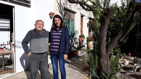 El descubridor del fósil, Juan Cano Forner, junto a la primera firmante del artículo, Elisabete Malafaia