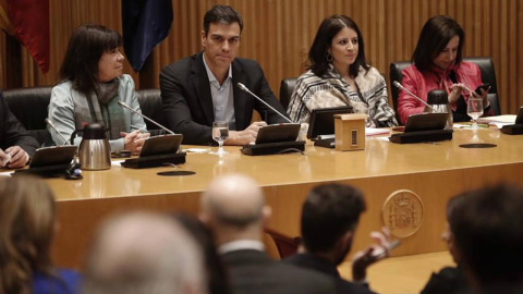 El secretario general del PSOE, Pedro Sánchez junto a la portavoz del partido, Adriana Lastra, la presidenta de la formación, Cristina Narbona, y la diputada Margarita Robles, durante la reunión que el Grupo Parlamentario Socialista ha cele El secretario general del PSOE, Pedro Sánchez junto a la portavoz del partido, Adriana Lastra, la presidenta de la formación, Cristina Narbona, y la diputada Margarita Robles, durante la reunión que el Grupo Parlamentario Socialista ha cele