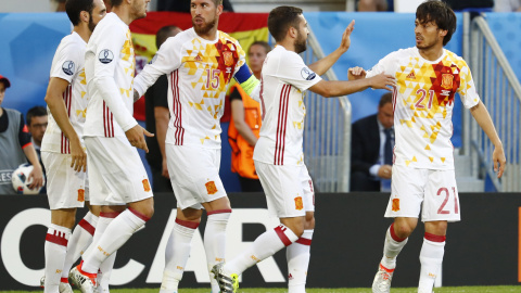 Los jugadores españoles celebrando el gol inicial de Morata ayer ante Croacia. /REUTERS Los jugadores españoles celebrando el gol inicial de Morata ayer ante Croacia. /REUTERS