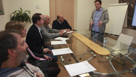 Ignasi Garcia (de pie), concejal de Compromís, junto con miembros de distintas formaciones políticas