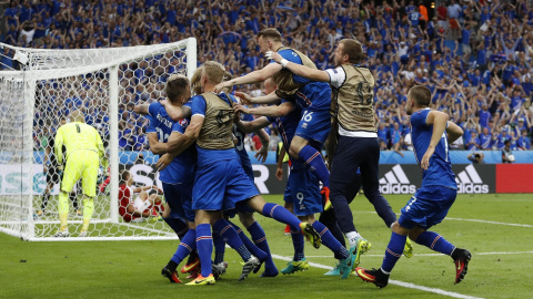 Los jugadores de Islandia celebran el gol de la victoria de Traustason. /REUTERS Los jugadores de Islandia celebran el gol de la victoria de Traustason. /REUTERS