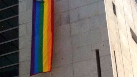 La bandera del Orgullo Gay, en un lateral de la fachada del Congreso. M.S. La bandera del Orgullo Gay, en un lateral de la fachada del Congreso. M.S.