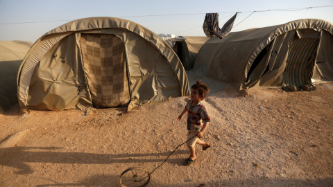 Un niño sirio refugiado juega con una rueda en el campo de Jrzinaz, en la parte sur de Idlib, Siria. REUTERS / Khalil Ashawi Un niño sirio refugiado juega con una rueda en el campo de Jrzinaz, en la parte sur de Idlib, Siria. REUTERS / Khalil Ashawi