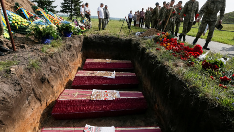 Militares ucranianos participan en un ceremonia de de entierro de restos de soldados del Ejército Rojo que murieron en la Segunda Guerra Mundial en Baryshiv.- REUTERS