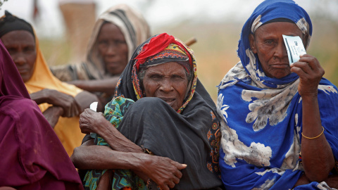 Los desplazados internos que huyeron de las inundaciones del río Shabelle desbordado esperan recibir asistencia de socorro cerca de la ciudad Baledweyne el centro de Somalia.- REUTERS/Feisal Omar