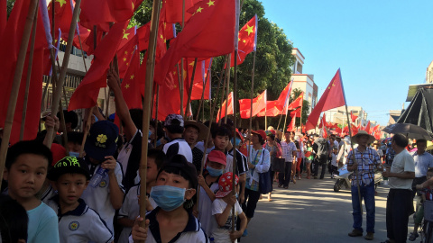 Aldeanos , incluidos escolares , participan en una protesta contra la detención de jefe del pueblo Lin Zuluan en Wukan , en la provincia de Guangdong de China.- REUTERS / James Pomfret