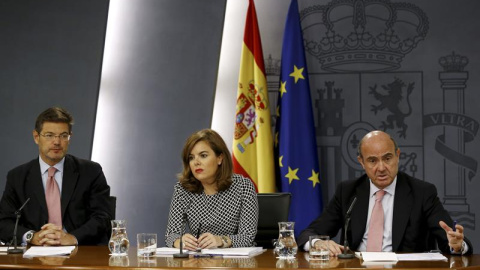 La vicepresidenta del Gobierno Soraya Sáenz de Santamaría junto a los ministros de Justicia, Rafael Catalá, (iz),y Economía, Luis de Guindos. /EFE La vicepresidenta del Gobierno Soraya Sáenz de Santamaría junto a los ministros de Justicia, Rafael Catalá, (iz),y Economía, Luis de Guindos. /EFE