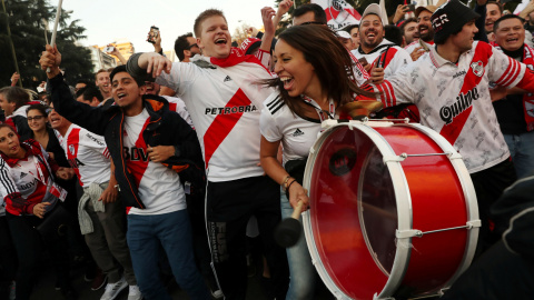 Aficionados del River Plate cantan y bailan a las afueras del estadio Santiago Bernabéu.-REUTERS/Susana Vera