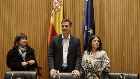 El secretario general del PSOE, Pedro Sánchez (c) junto a la portavoz del partido, Adriana Lastra (d) y la presidenta de la formación, Cristina Narbona (i), durante la reunión que el Grupo Parlamentario Socialista ha celebrado en el Congres El secretario general del PSOE, Pedro Sánchez (c) junto a la portavoz del partido, Adriana Lastra (d) y la presidenta de la formación, Cristina Narbona (i), durante la reunión que el Grupo Parlamentario Socialista ha celebrado en el Congres