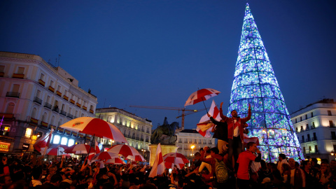 Aficionados de River cantan y celebran la previa de la final de la Copa Libertadores en la puerta del Sol. REUTERS/Susana Vera