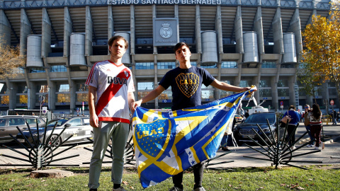 Germán López, aficionado de River y su hermano Gonzalo López, aficionado del Boca, posan junto al Santiago Bernabéu.- REUTERS/Susana Vera